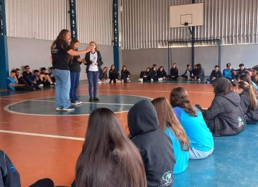 Secretaria de Saúde leva projeto sobre Cultura da Paz às escolas de Campanha